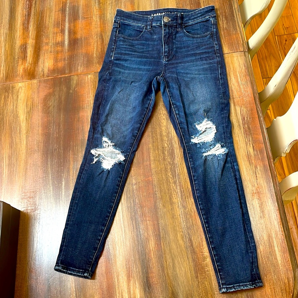 American Eagle hi-rise jegging. Size 6 short. Dark wash. Worn twice. Like new.